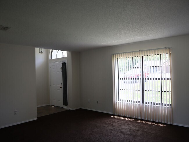 Building Photo - 3 Bedroom 2 Bath 2 Car Garage Deltona