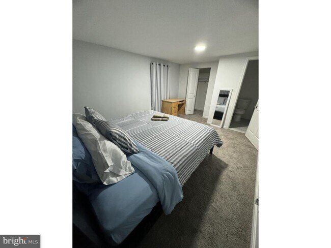 Building Photo - 510 67th Pl