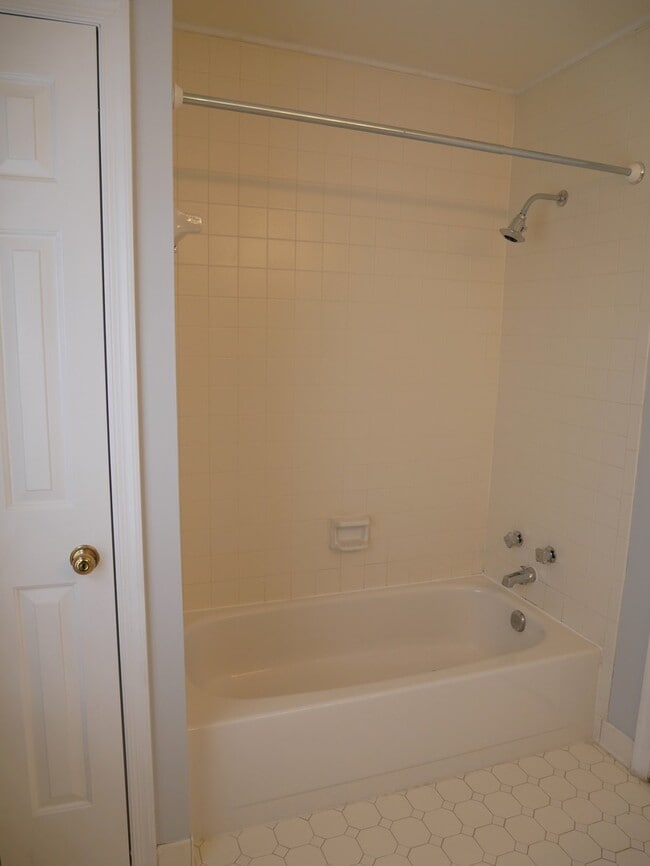 Building Photo - 4 Bedroom 3.5 Bath Corner Unit Townhouse o...