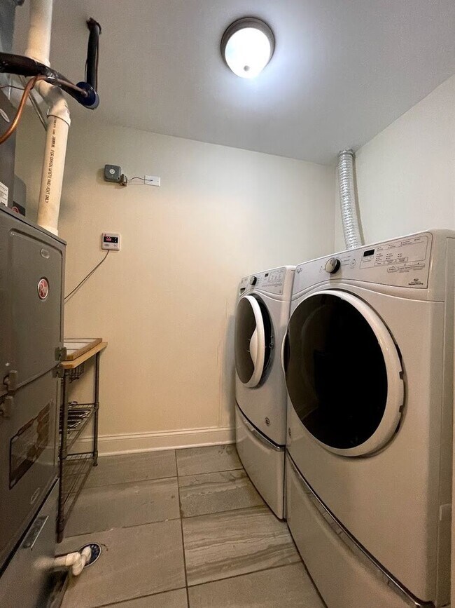 Building Photo - 2834 N Ridgeway