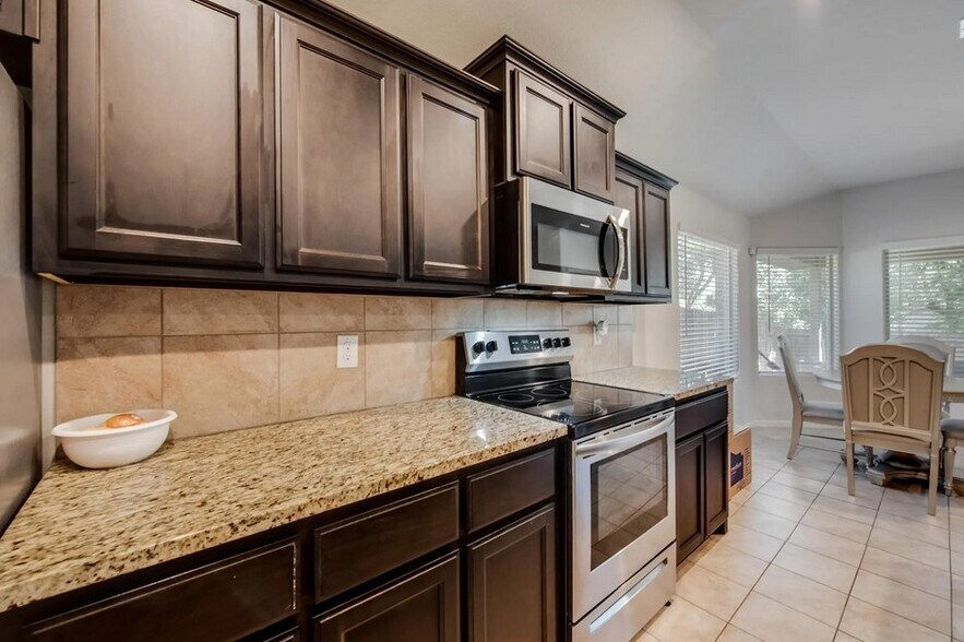 Kitchen + Dinning - 8244 Brashear Trl