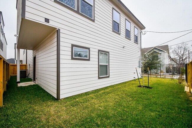 Building Photo - 2307 Gagne St