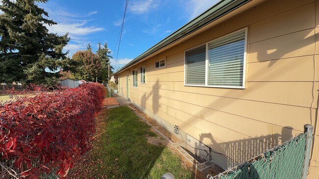 Building Photo - upgraded 2 bedroom 1 bath condo in downtow...