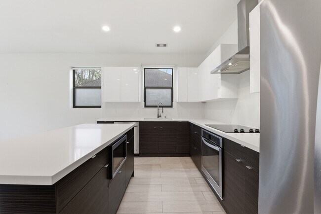 Building Photo - 1530 Primrose St