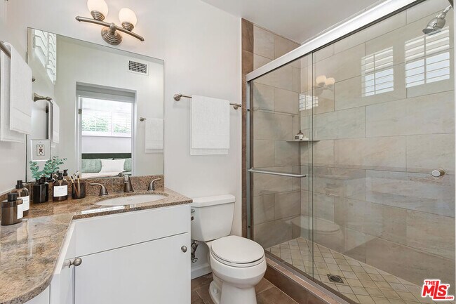 Building Photo - 609 N Doheny Dr