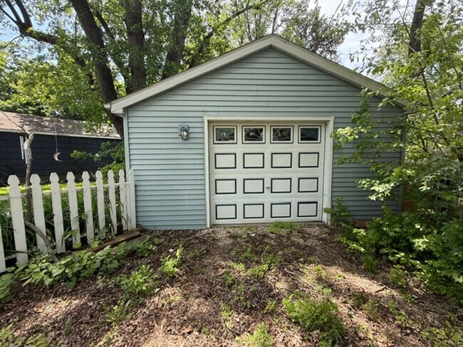 Building Photo - Inviting 2 Bed, 1 Bath Home in Peaceful Urbana Neighborhood