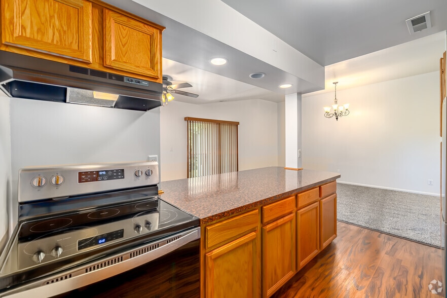 2BR, 1BA - 975SF - Kitchen - Sherloch Forest Apartments