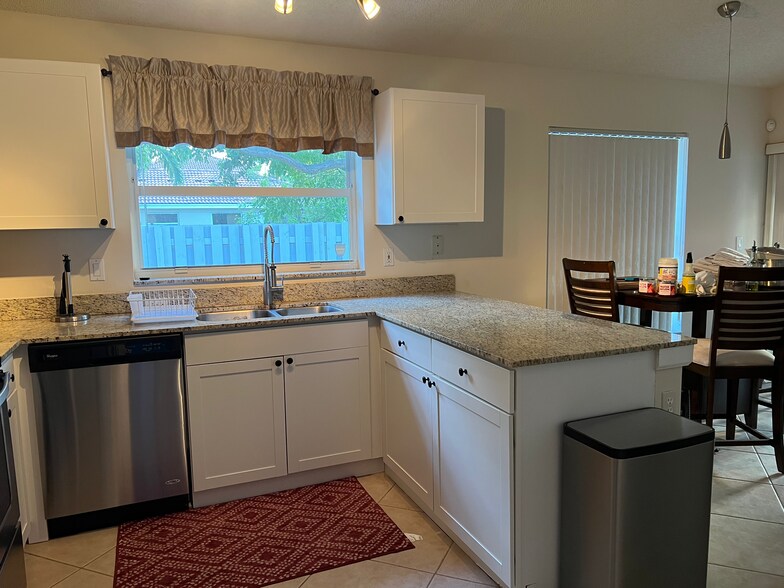 Building Photo - 6053 NW 45th Ave