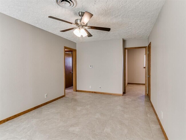 Building Photo - 214 Thompson Dr