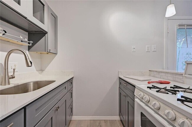 Building Photo - 1111 W 10th St