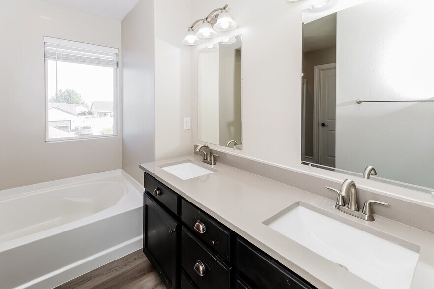 Building Photo - 168 S Ranch Rd