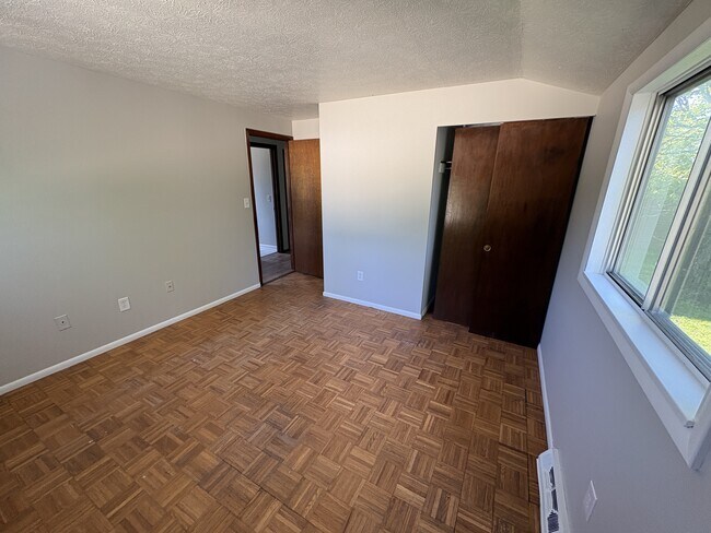Building Photo - 256 Monroe Dr
