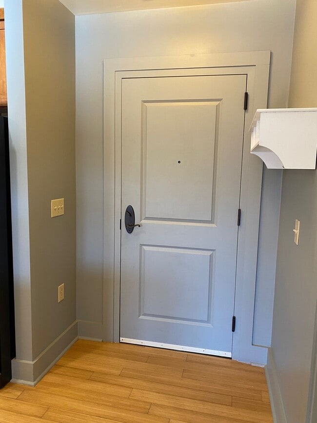 Building Photo - Downtown - Modern Condo minutes from the c...