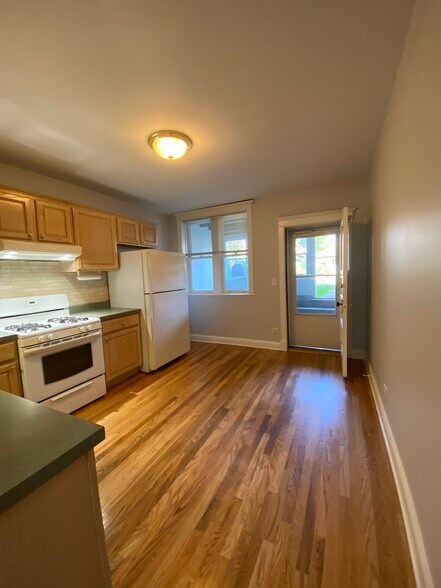 kitchen new stove - 2726 W Wellington Ave
