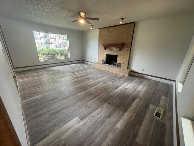 Building Photo - 325 E Parkland Dr