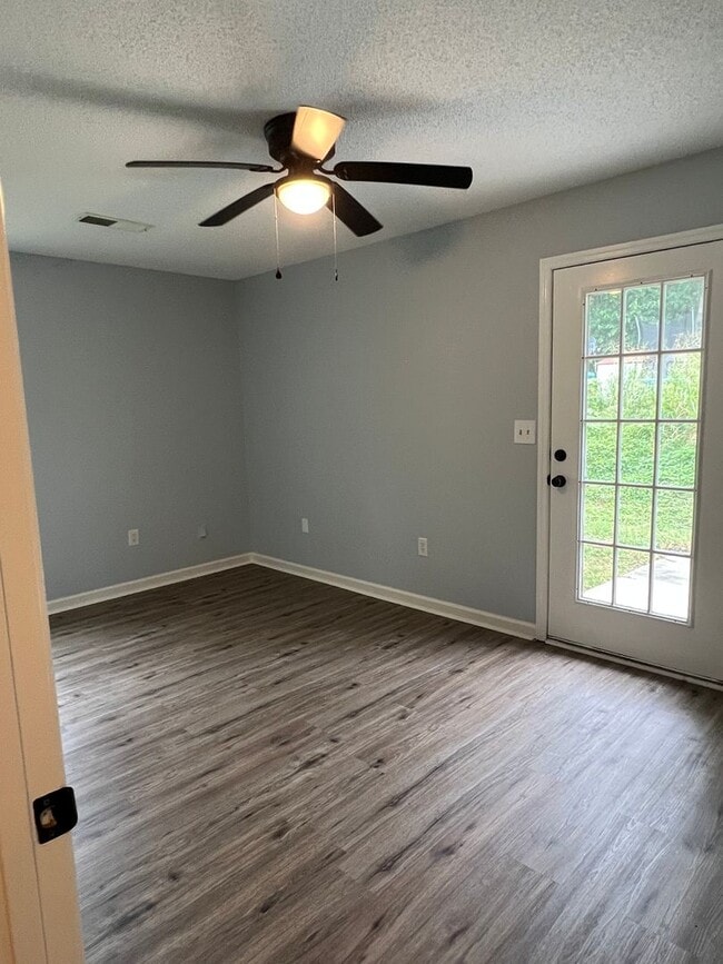 Building Photo - 3 Bedroom 1.5 Bath Home
