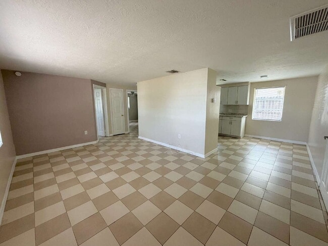 Building Photo - "Charming 3-Bed, 2-Bath on Jackson Street"