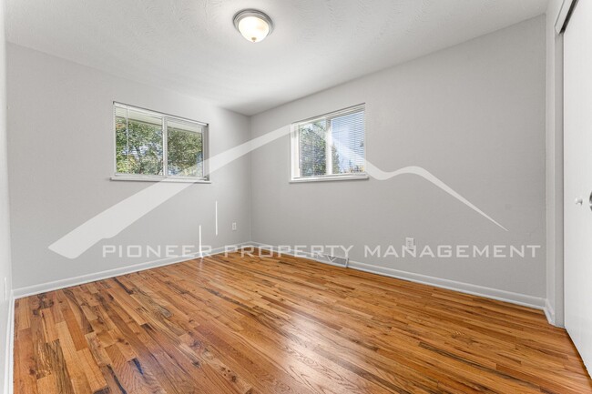 Building Photo - Newly Renovated Half-Duplex with Huge Fenc...