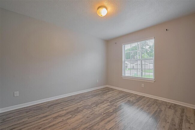 Building Photo - 5009 Willow Point Dr