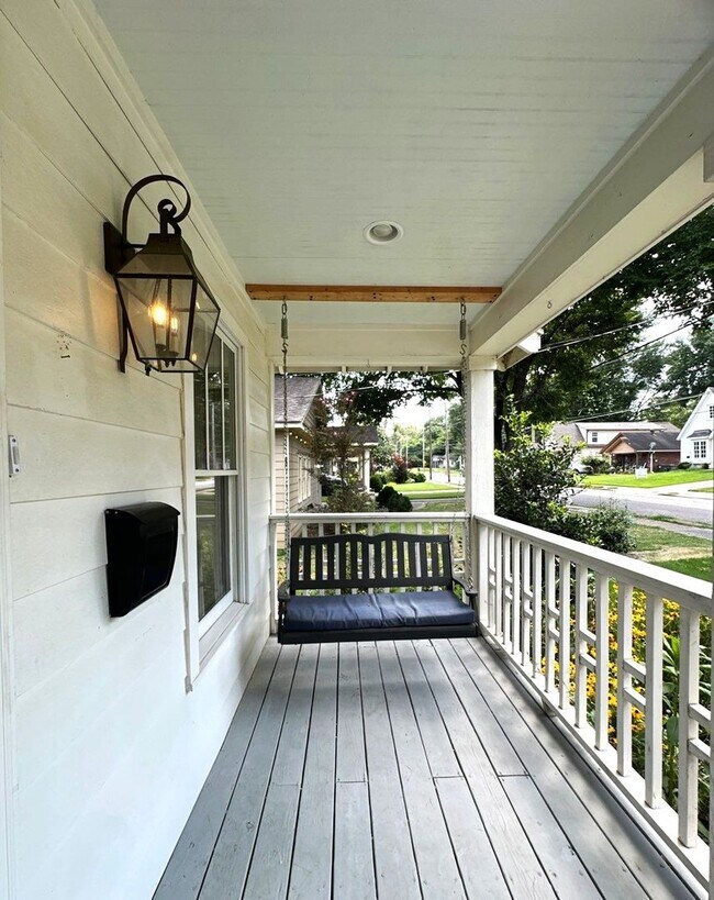 Building Photo - Gorgeous 3 Bedroom Cottage Style Home