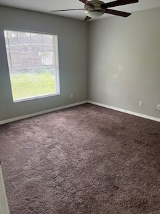 Building Photo - Three Bedroom Two bath
