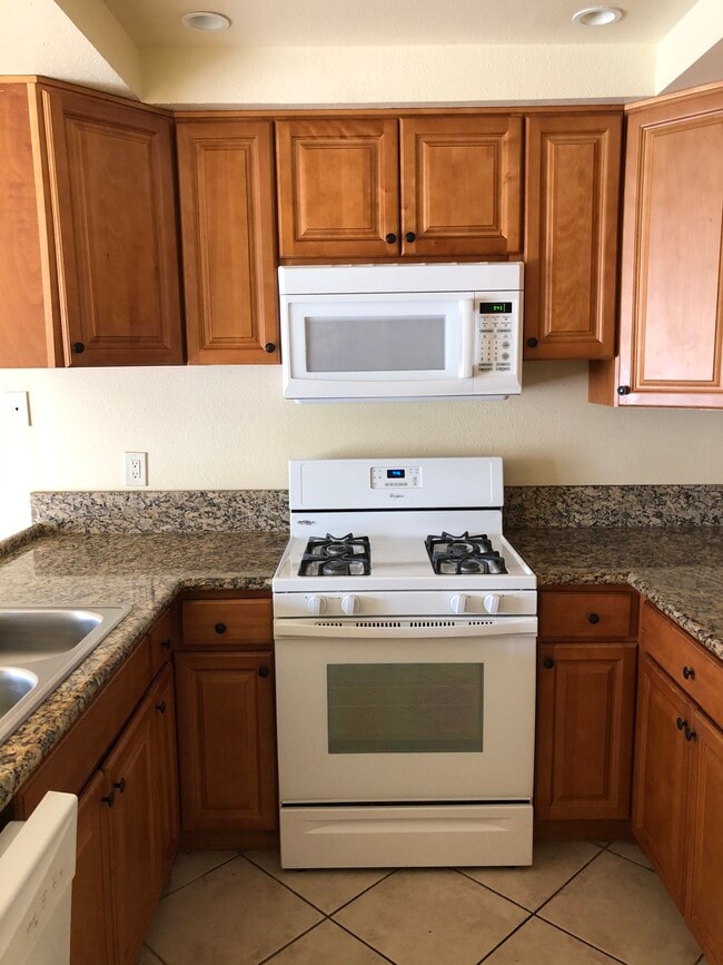 Building Photo - 32 Lakeview Cir