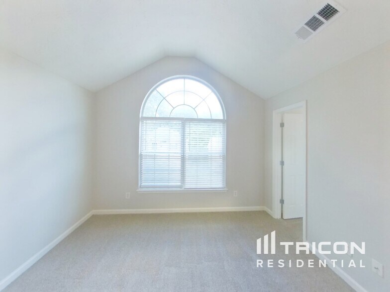 Building Photo - 660 Escalade Dr