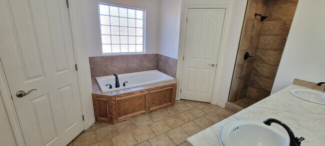 Building Photo - NEWER HOME ON QUIET STREET