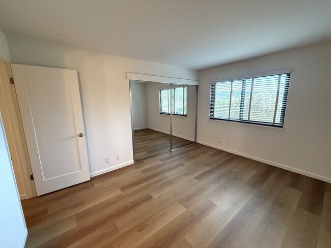 Building Photo - PENDING WITH ACCEPTED APPLICATION - LARGE ...