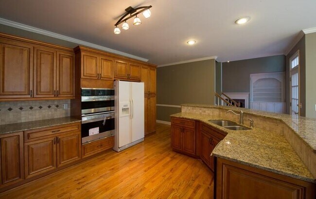 Building Photo - 5060 Gallatree Ln