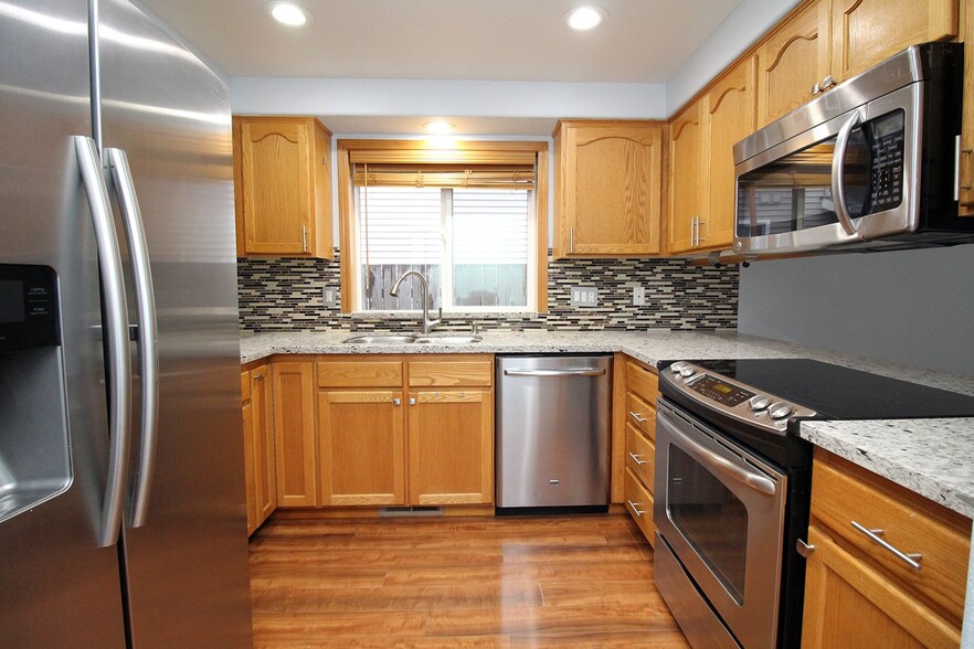 Building Photo - 601 SE 71st Ave