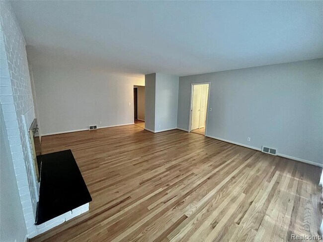 Building Photo - 6901 Woodbank Dr