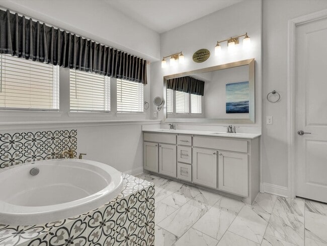 Building Photo - 439 Montrose Dr