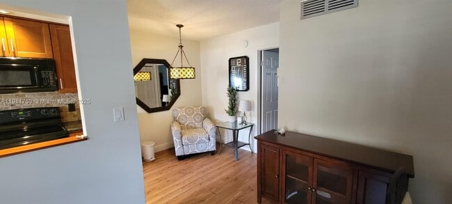 Building Photo - 415 NE 2nd St