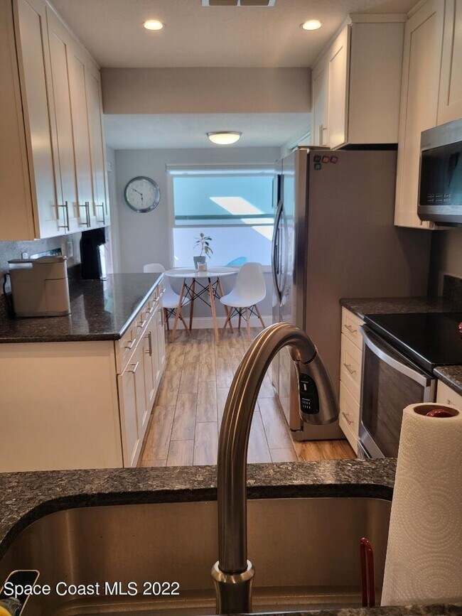 Building Photo - 335 Paradise Blvd