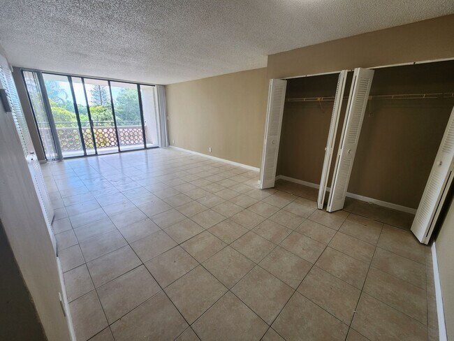 Building Photo - Large Nice and Clean 1BR/1.5BA with Great Layout  in Prime Inverrary Location (Rent includes wate...
