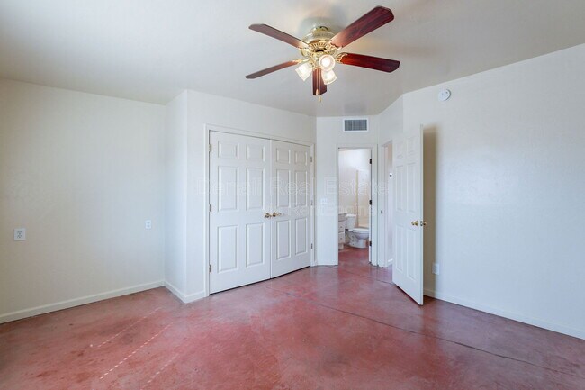 Building Photo - 241 S Cherry Ave