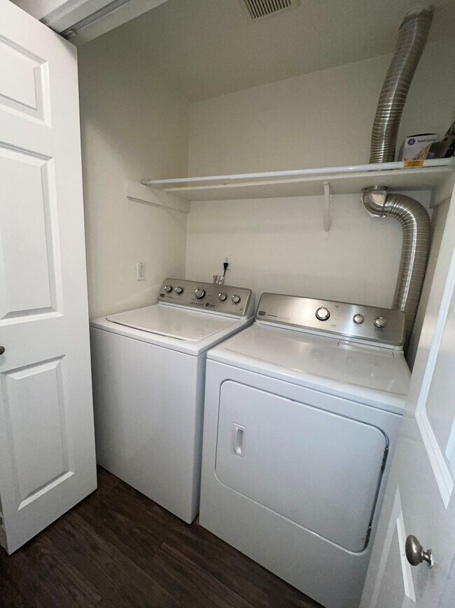 Building Photo - 039 - 2 bed, 2 bath condo minutes from Red...