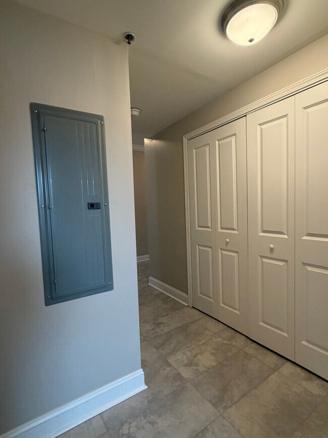 Building Photo - **Stunning Waterfront Condo in Downtown Knoxville**  2 Bedroom, 2 bath Fully renovated! Available...