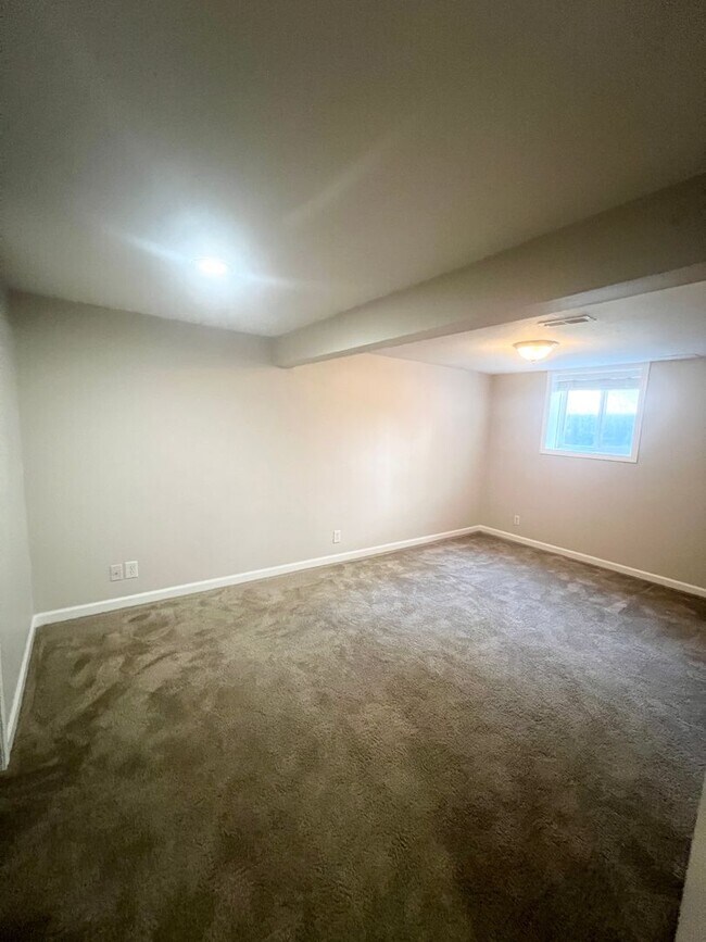 Building Photo - Suncrest Rental!