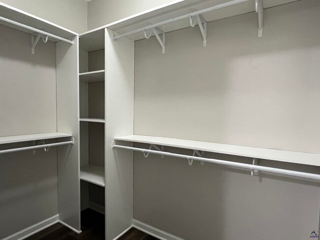 Building Photo - 210 Hearthwood Dr