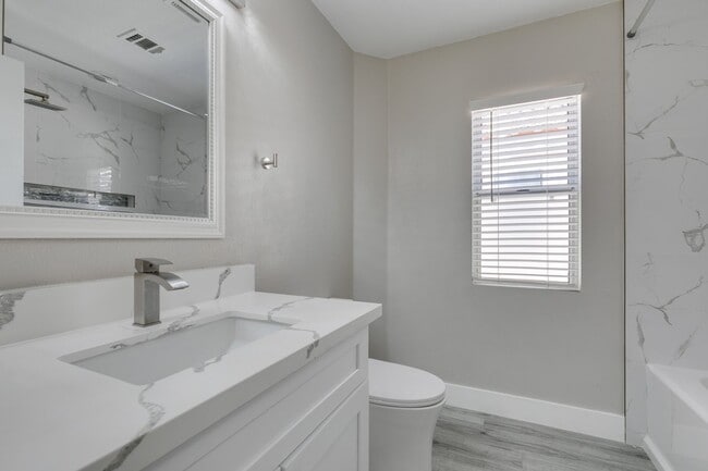 Building Photo - Completely upgraded 3 bedroom home in Macd...