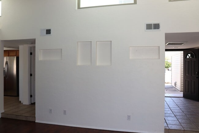 Building Photo - 5 Bedroom, 2 Bathroom