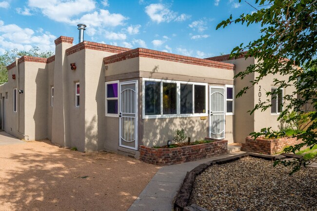 Building Photo - 205 Richmond Dr SE