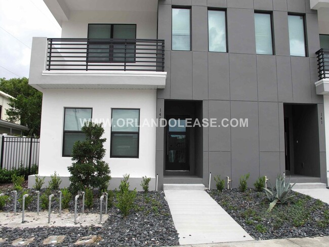 Building Photo - Beautiful 3/3.5 Townhome in the SODO area of Orlando