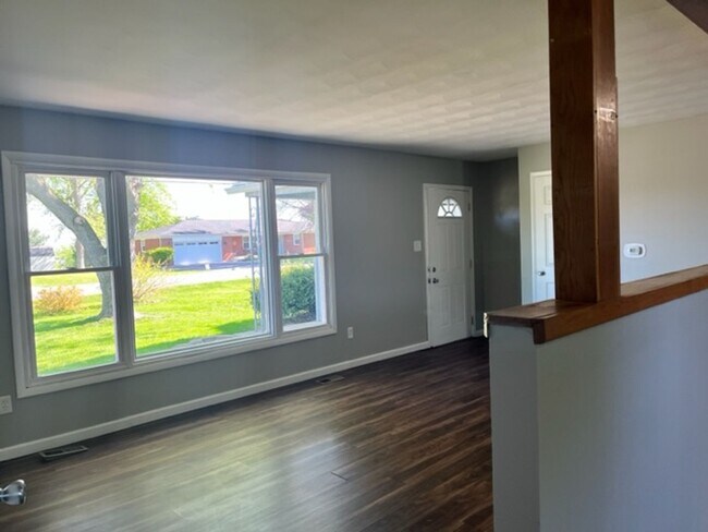 Building Photo - Beautiful Southside Country Home with Large Yard
