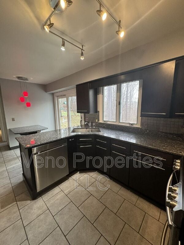 Building Photo - 15 Rivercrest Dr