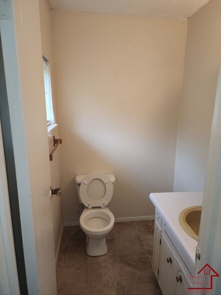 Building Photo - 163 Lakeshire Dr