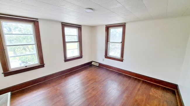 Building Photo - 3 Bed / 1 Bath Single Family Home