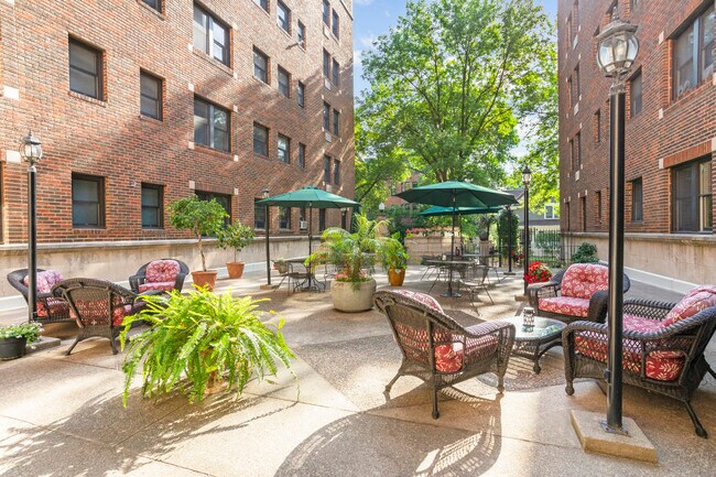 Beautiful Community patio - 79 Western Ave N